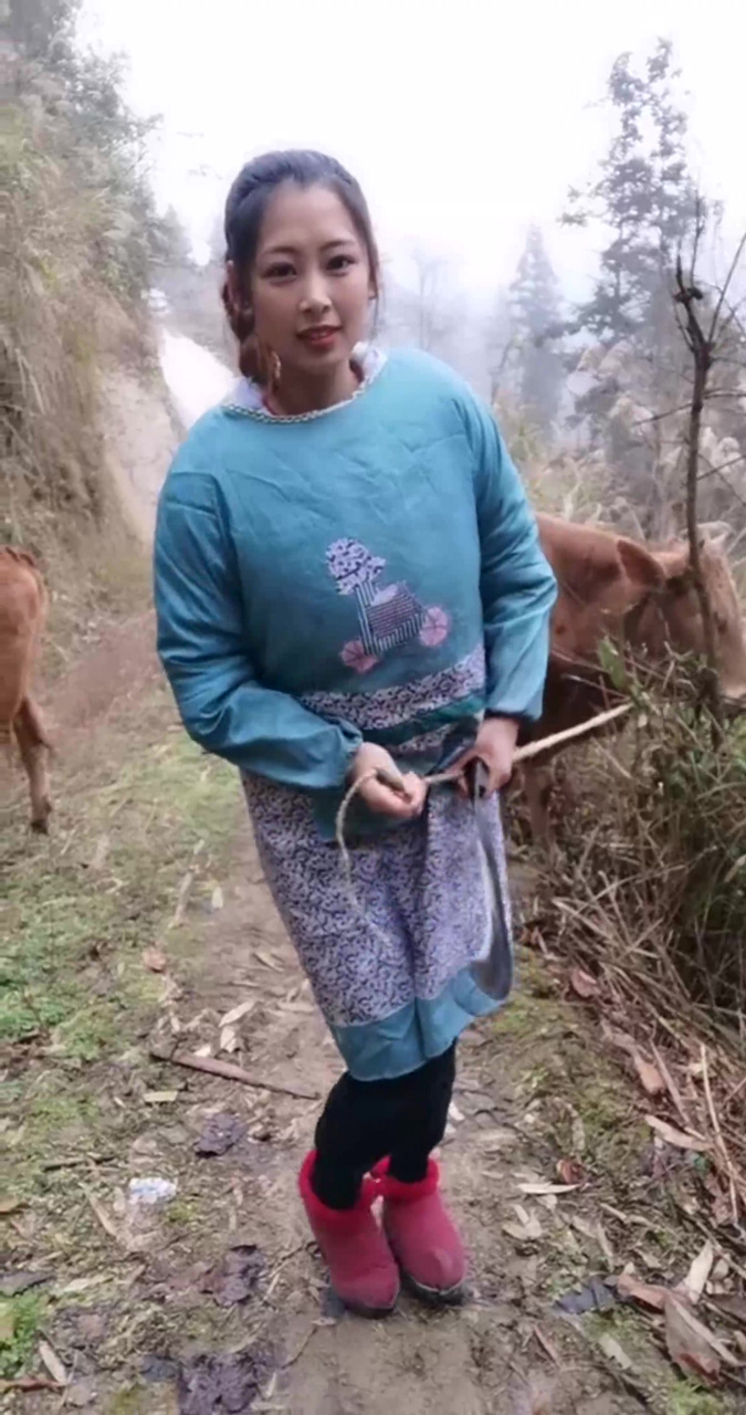 四川的姑娘,就是这样放牛的,终于知道为啥牛走八百,你走两千了