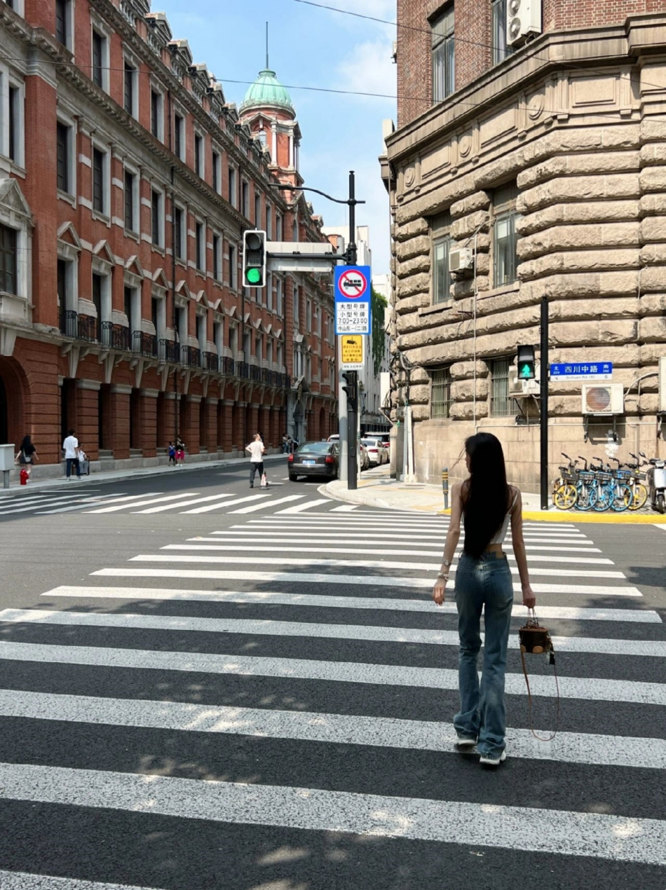 街边随拍  很喜欢一些上海的街道 背景一定要找好角度去拍 带一点马路