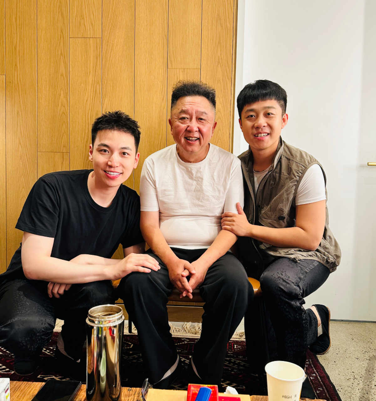 知道的,这是王九龙张九龄,跟师父郭德纲,大爷于谦的合照;不知道是,还