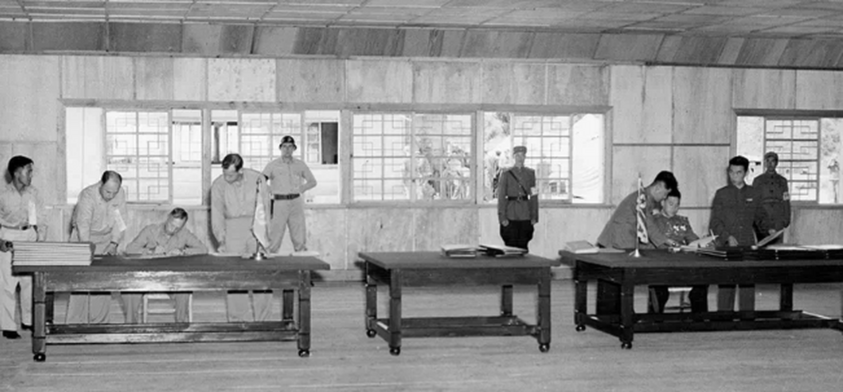 1953年7月27日上午10时,朝鲜停战协定签字仪式在板门店举行.