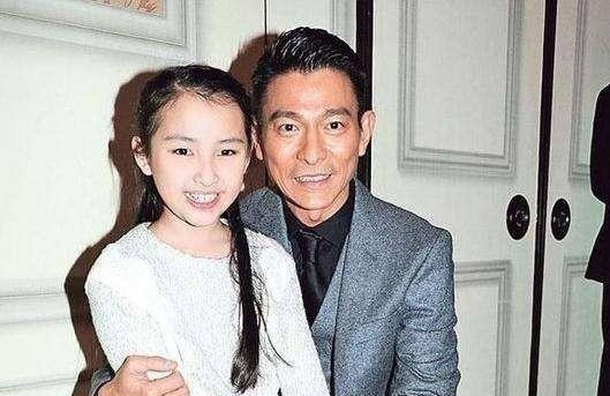 领动计划# 2011年,45岁的朱丽倩还没有孩子,刘德华爸妈很失望,后来