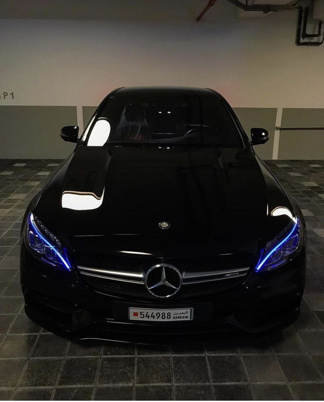 最美奔驰永远属于这双犀利的"恶魔之眼" #自拍#