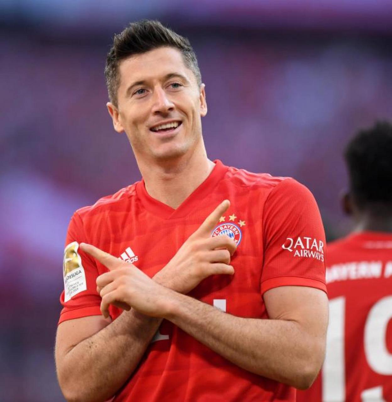 莱万荣获2022年金足奖.