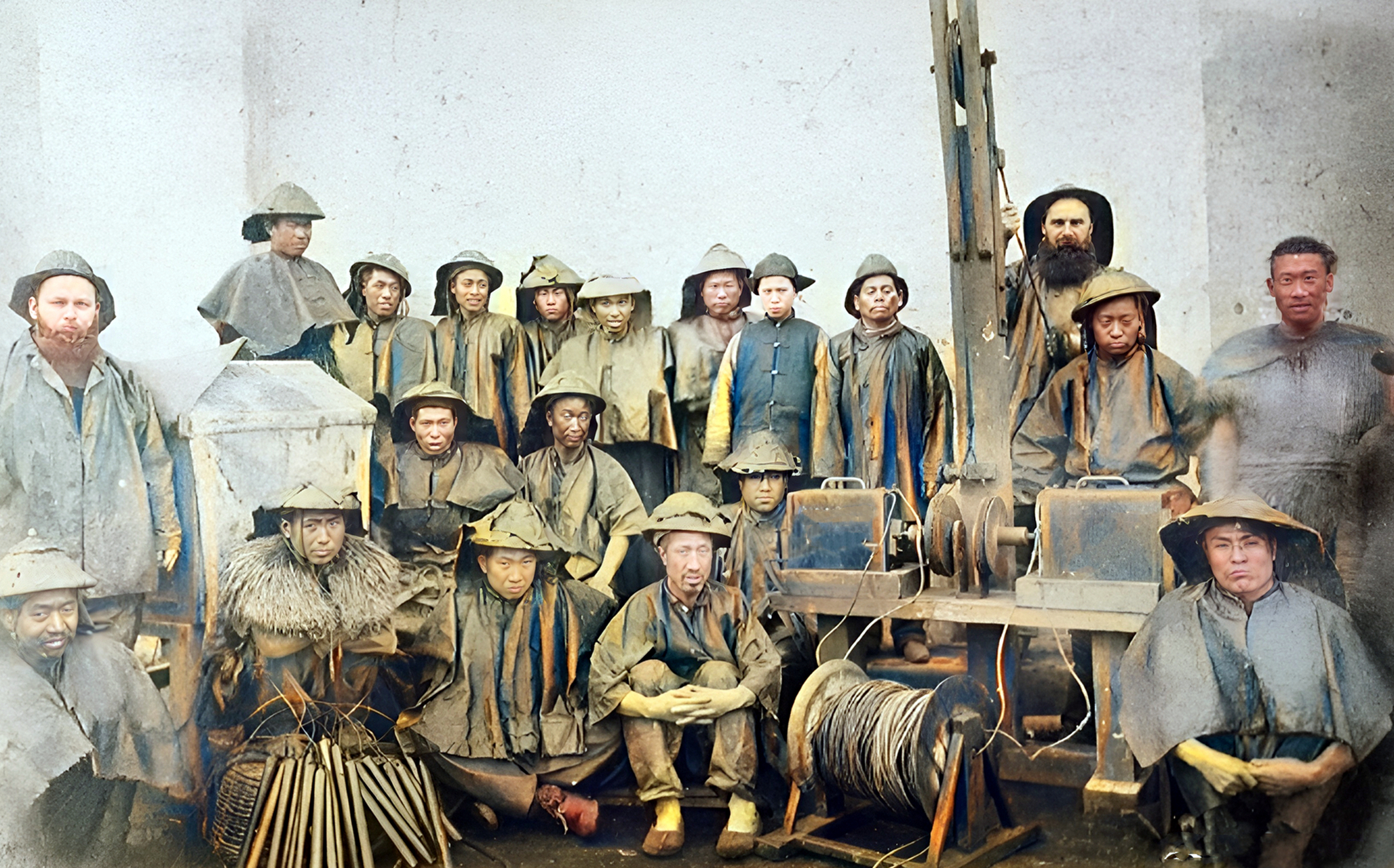 爆破工人头戴安全帽,身穿工作服