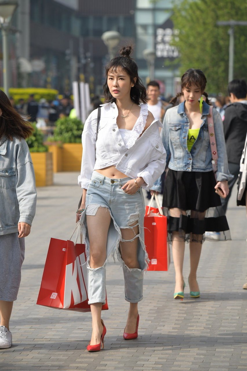 裤太有个性啦,搞得我想送一条裤子给她#身材好要穿出来# #时尚街拍