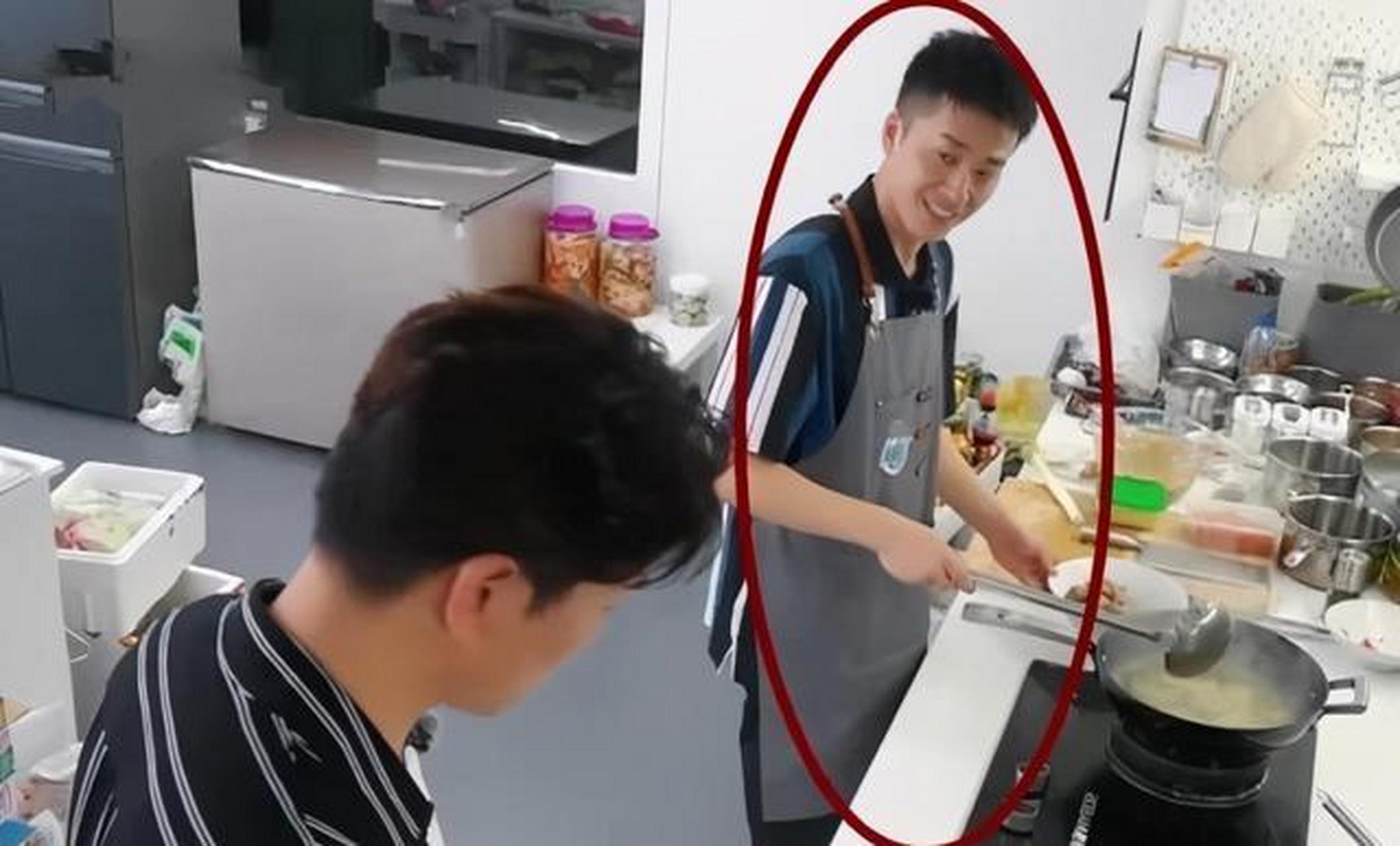 中餐厅赵丽颖对冯伟一见如故,得知冯绍峰和他的关系,是我小瞧了