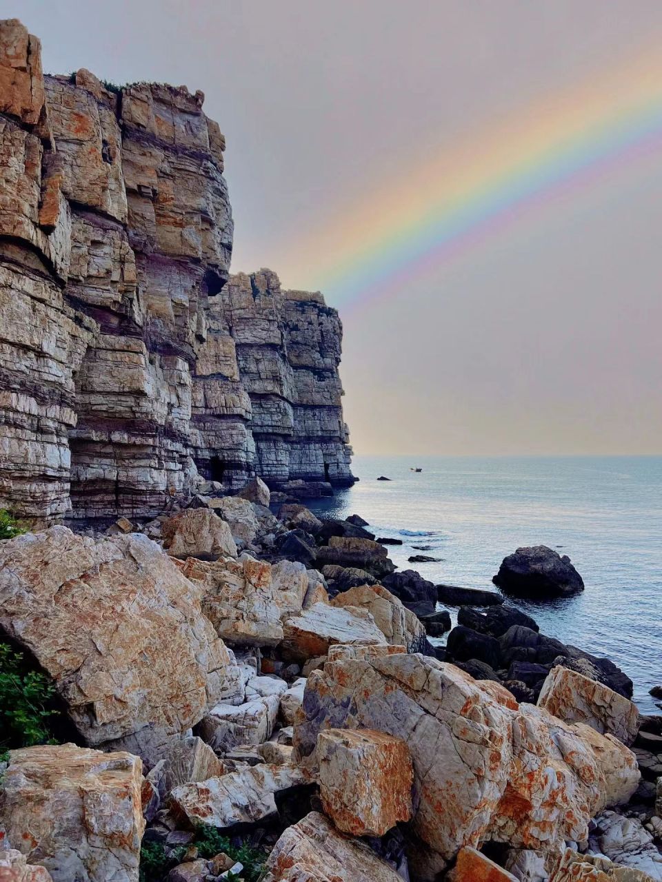 位于山东烟台长岛县的大黑山岛,是一座被大海环绕的岛屿,不仅拥有独特