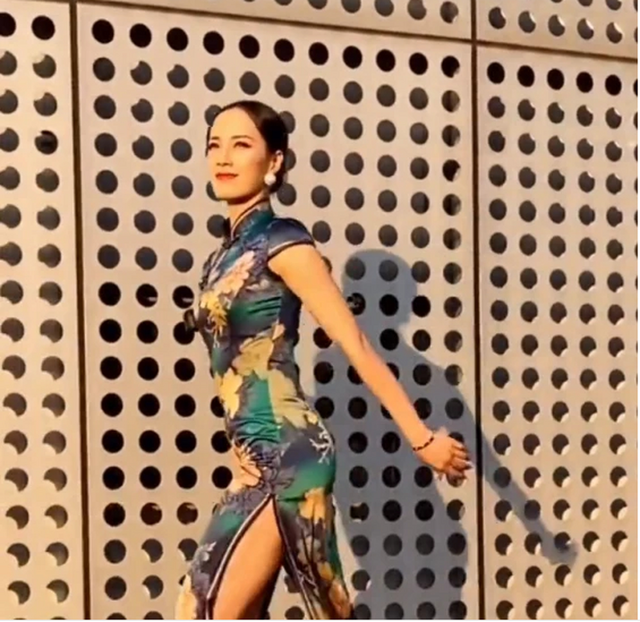 独腿女子拄拐杖参加旗袍赛# 11月30日,36岁的归玉娜身穿旗袍拄着拐杖