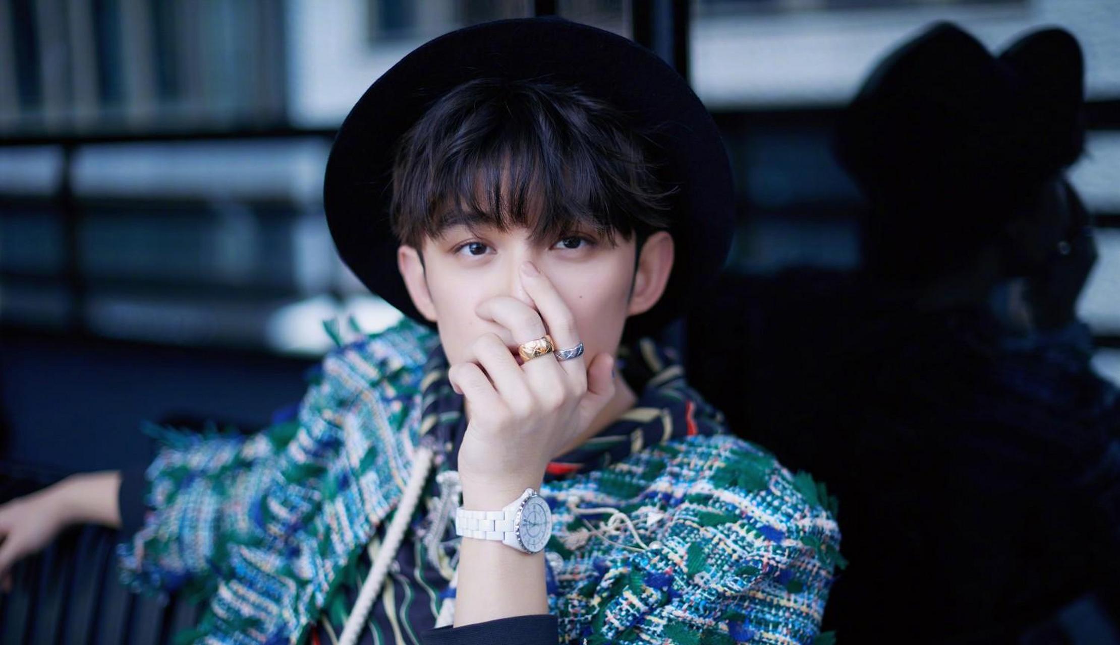 2002年,3岁的吴磊获邀接演了第一个广告《黄金搭档》,在短短两年内