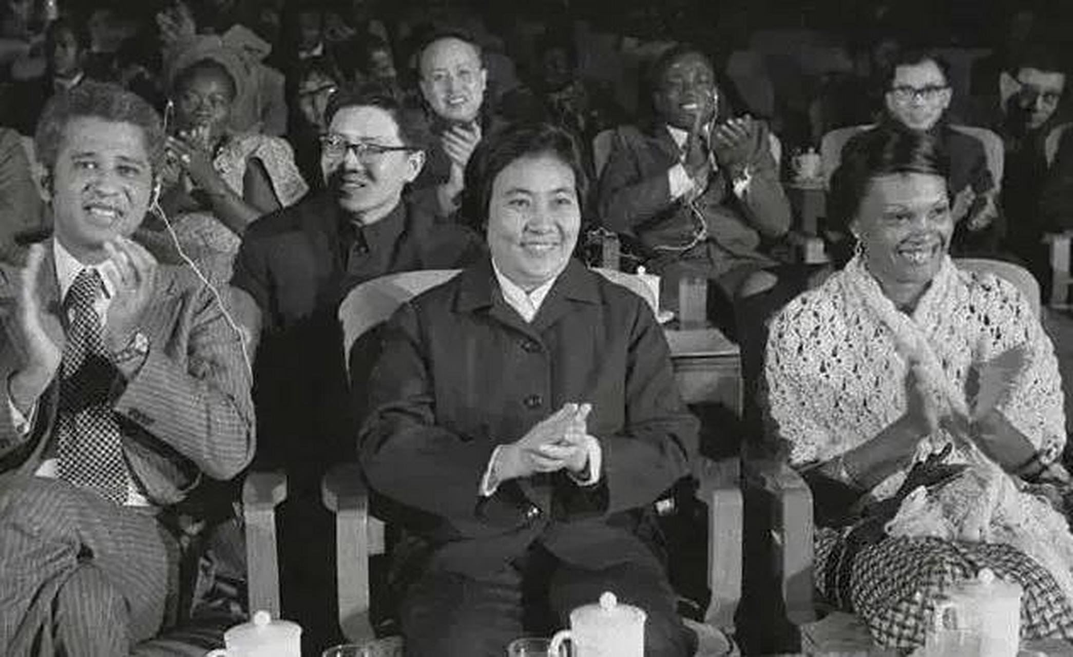 1975年1月13日第四届全国人民代表大会在京召开的任期由1975年至1978