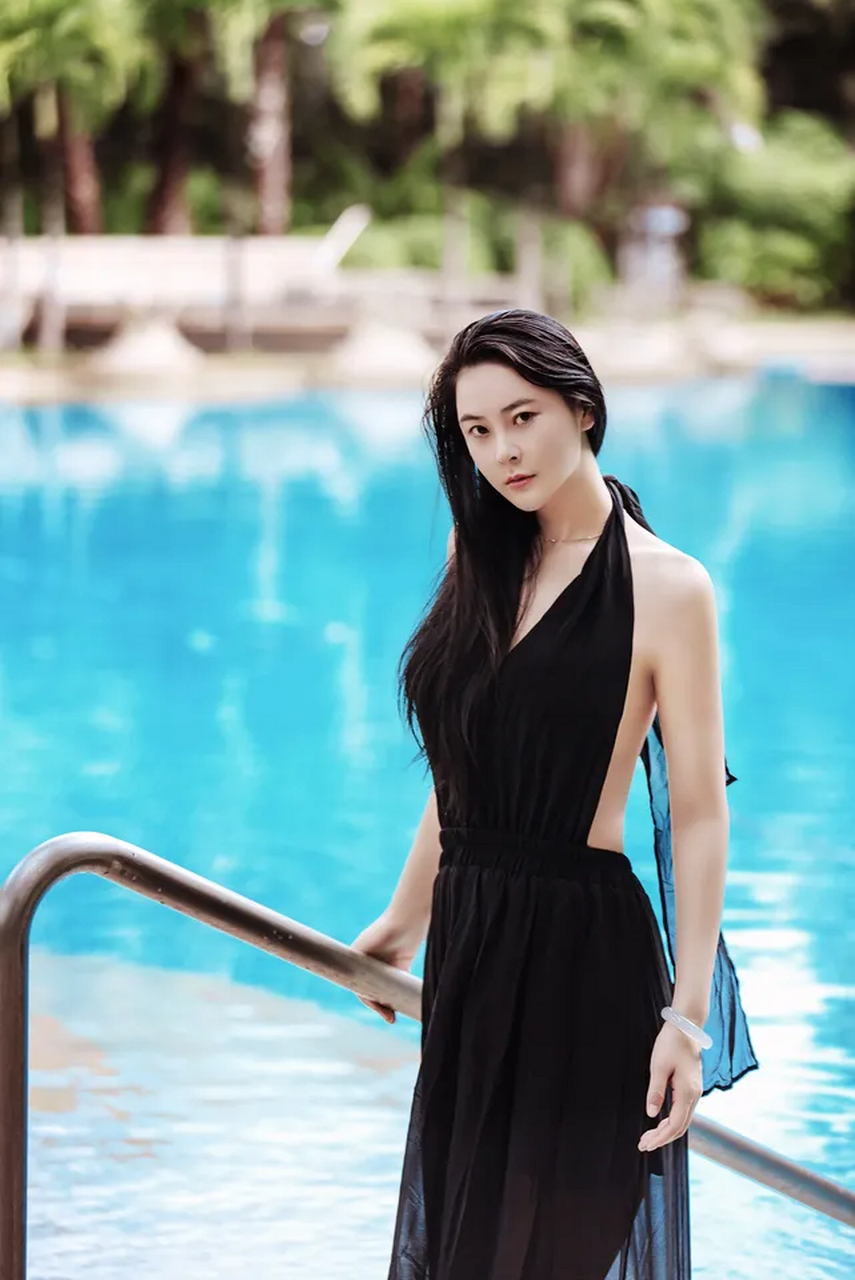 演员,模特,环球小姐吴丹,黑色露背写真,气质冷艳高贵#吴丹# #明星时尚