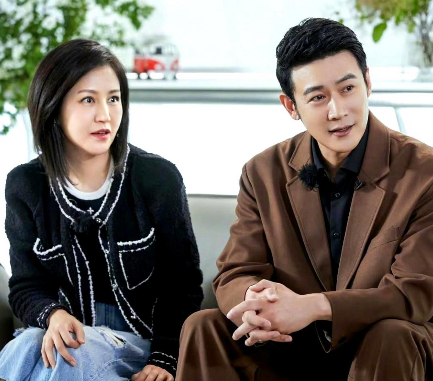 陆毅和鲍蕾夫妇再次合体录制综艺节目,现场手牵手大方秀恩爱.