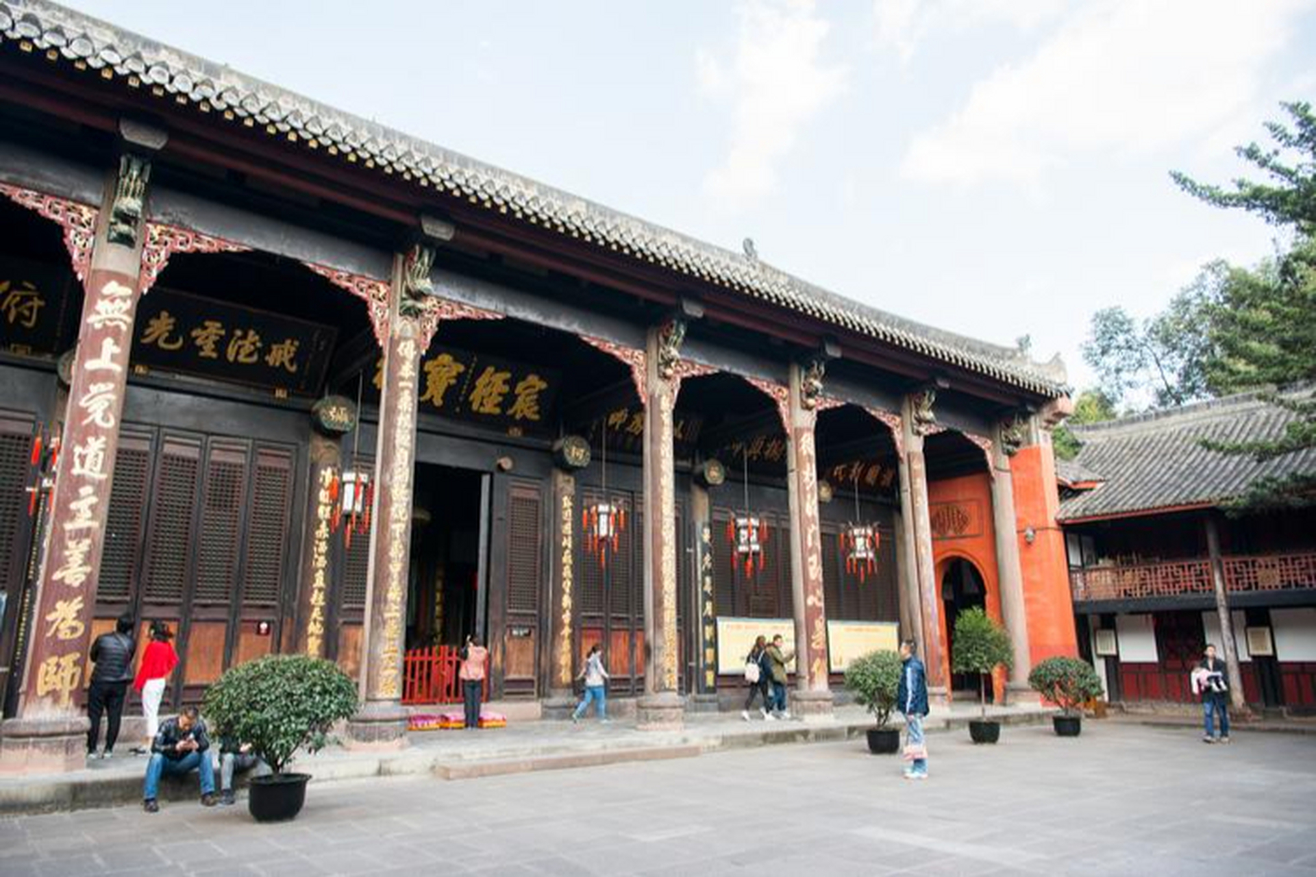 文殊院:是成都保存最完整的佛教寺庙,它坐北朝南,有着典型的川西平原