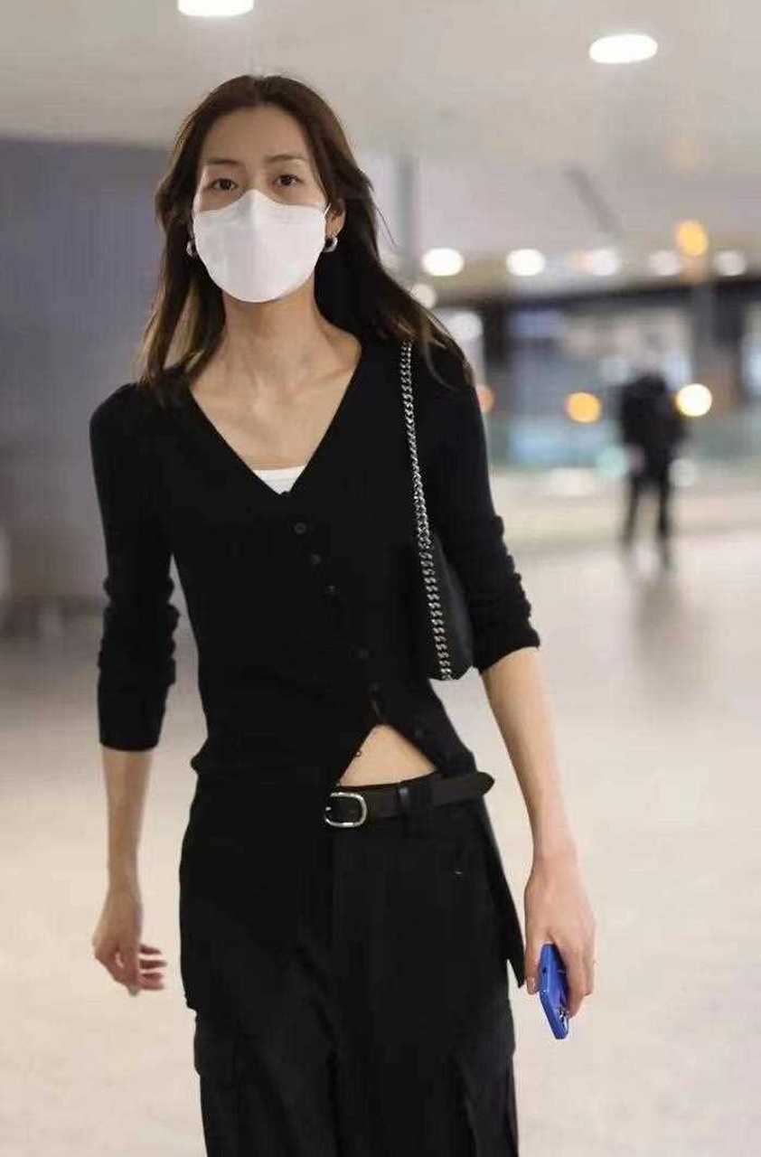 上衣采用双v设计,v形领口与腰间开叉设计形成呼应,秀出小蛮腰,大长腿