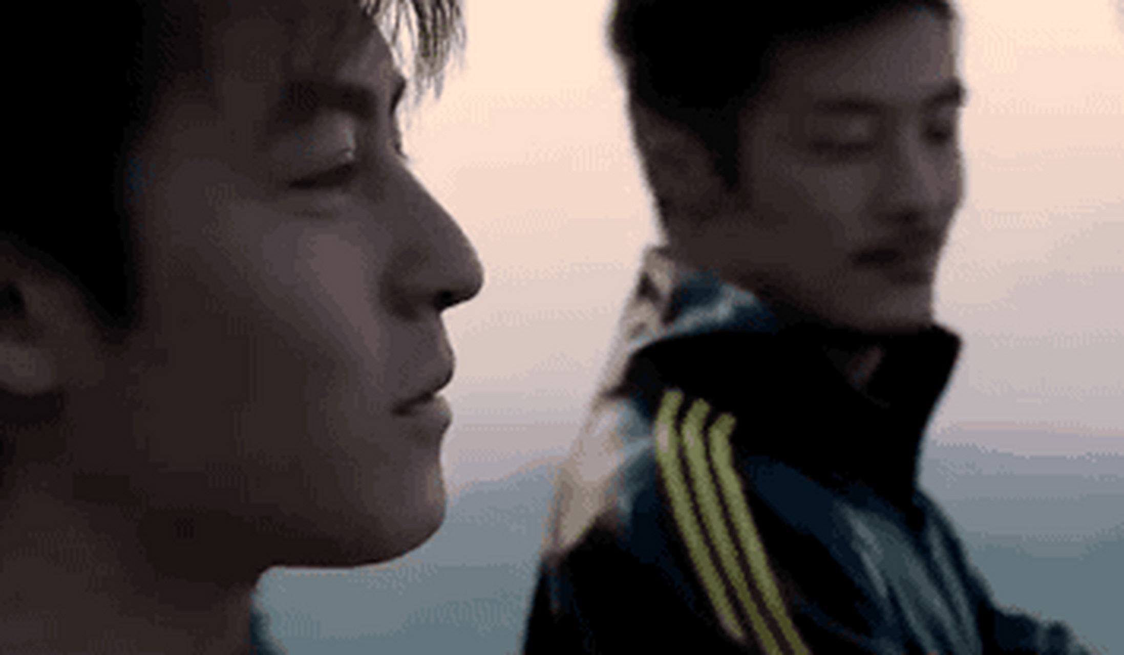 在《无间道2》中,陈冠希惊艳亮相,他一身警服,每一个神情,每一个动作