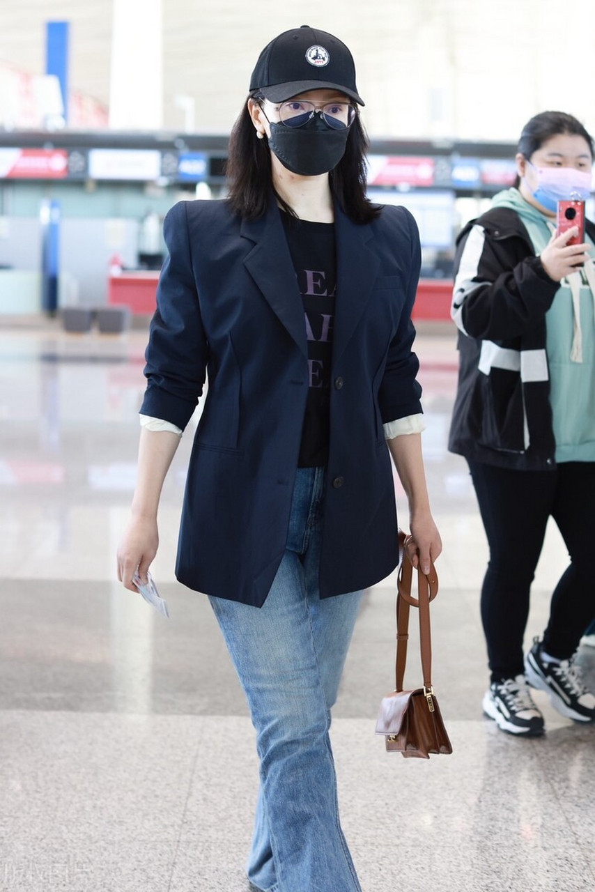 陈数机场随拍,黑色西装搭配牛仔直筒裤,头戴棒球帽,干净利落!