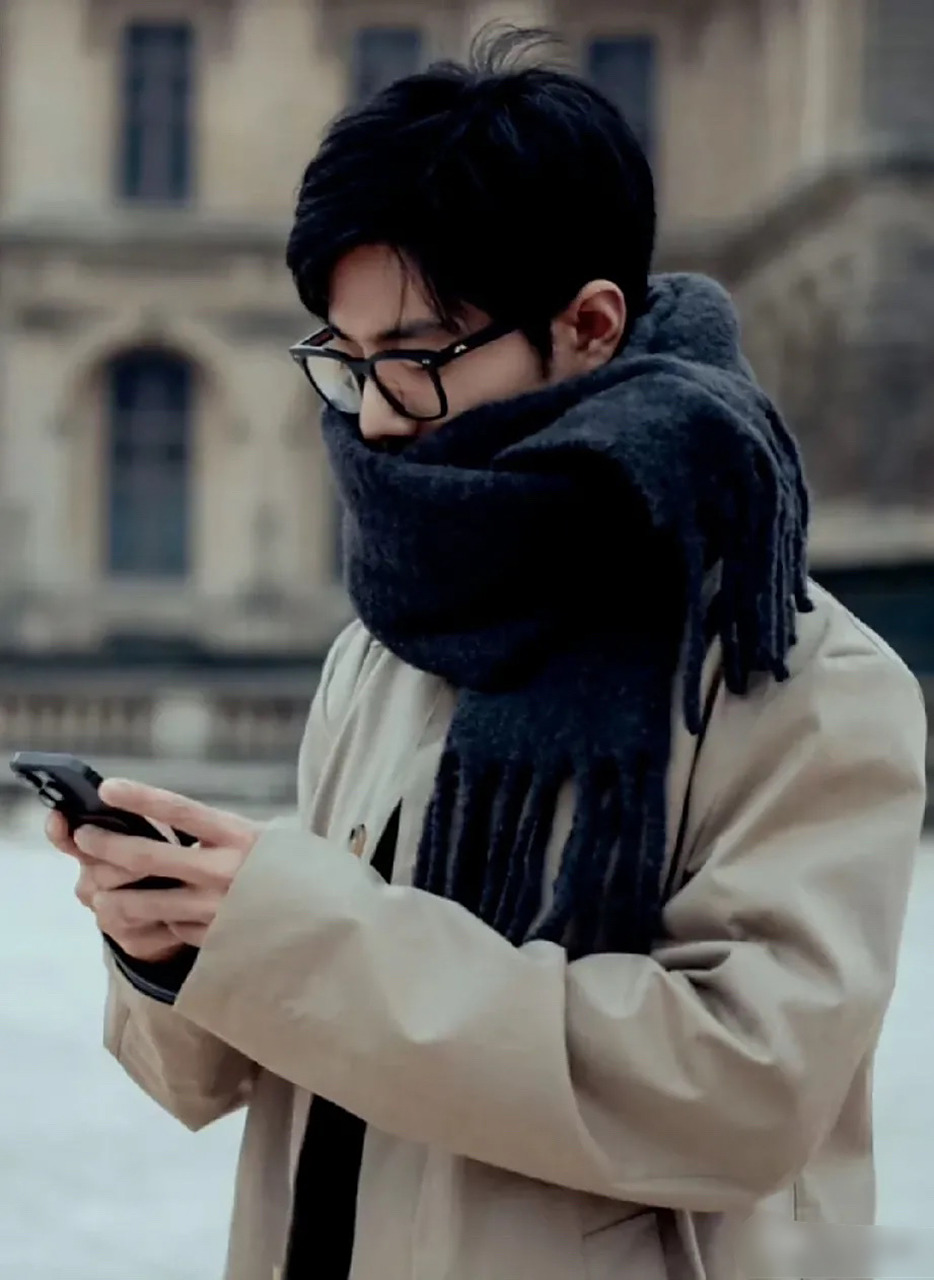 肖战的围巾,都比我高! 我想挂他脖子上还得蹦高,我太累了.