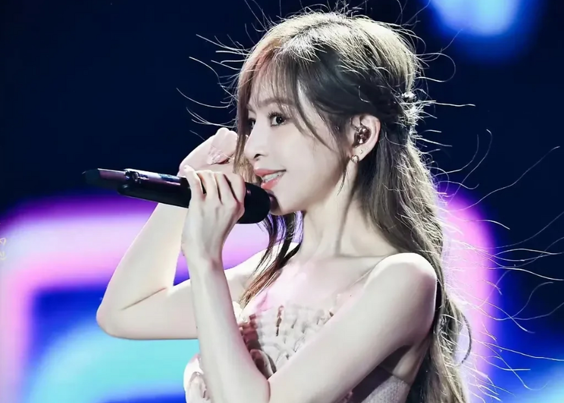 40岁女星王心凌在三亚演唱会的造型和状态引发网友热议.