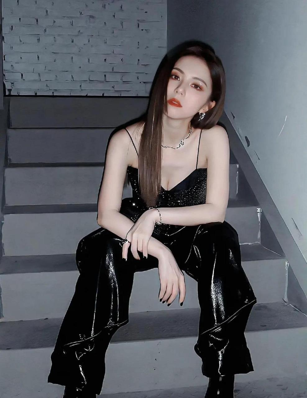 皮裤女王邓紫棋,性感迷人