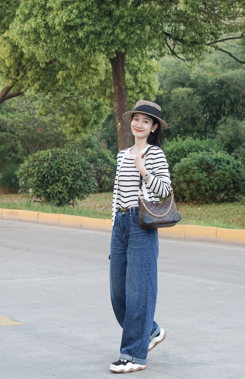 女人过了35岁,穿衣在精不在多,夏季照着这些穿,时髦又洋气