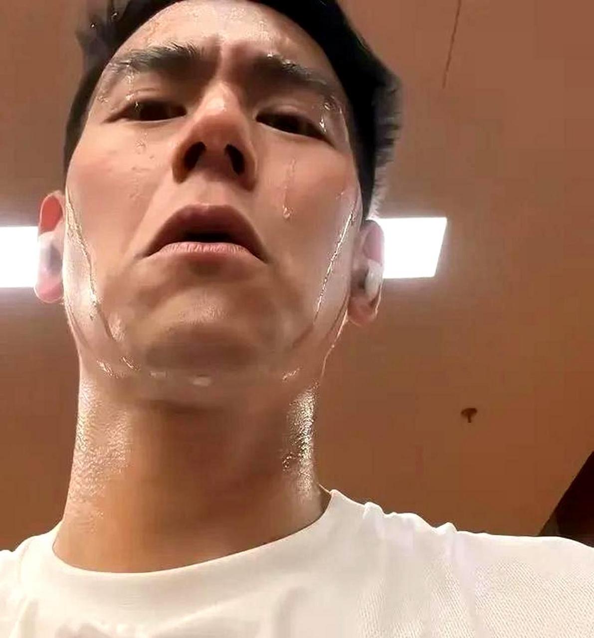 彭于晏的年龄似乎在逐渐增长,是否因为过度运动导致老化加速呢?