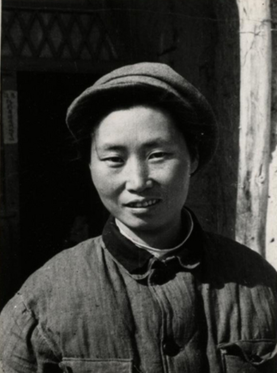 延安时期,一名女护士的珍贵照片,由于条件艰苦,在她的脸上看得出来有