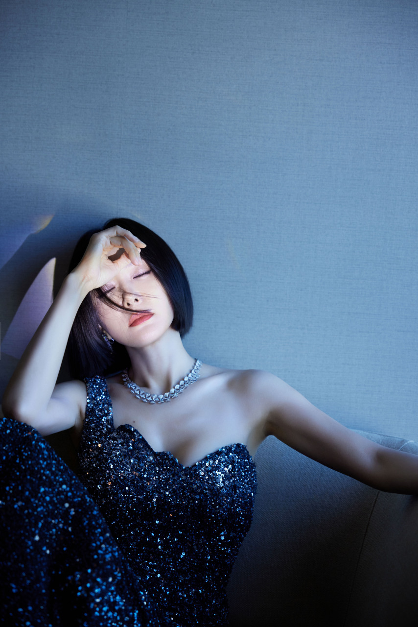 秦岚!单肩镶钻低胸礼服,太香艳了!#秦岚时尚cosmo