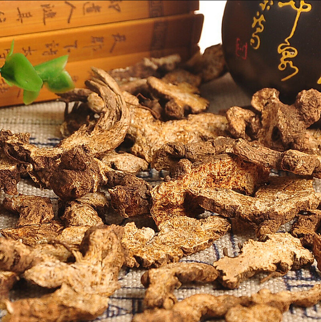 苍术为菊科植物茅苍术或北苍术的干燥根茎.