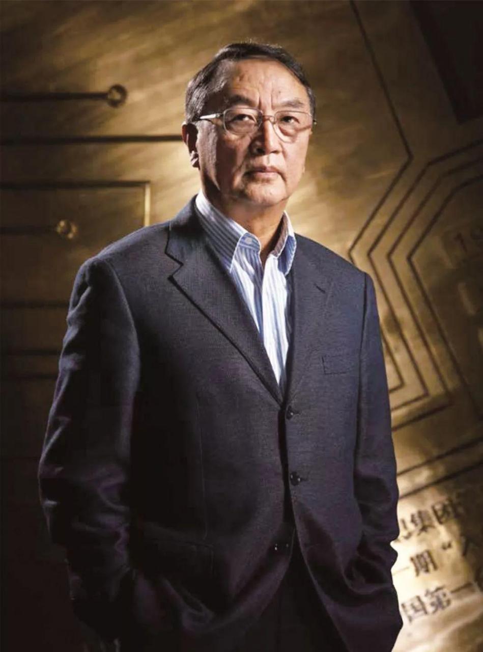 1985年的柳传志,他与妻子龚国兴夫妇以及他们的孩子们,留下了一张珍贵