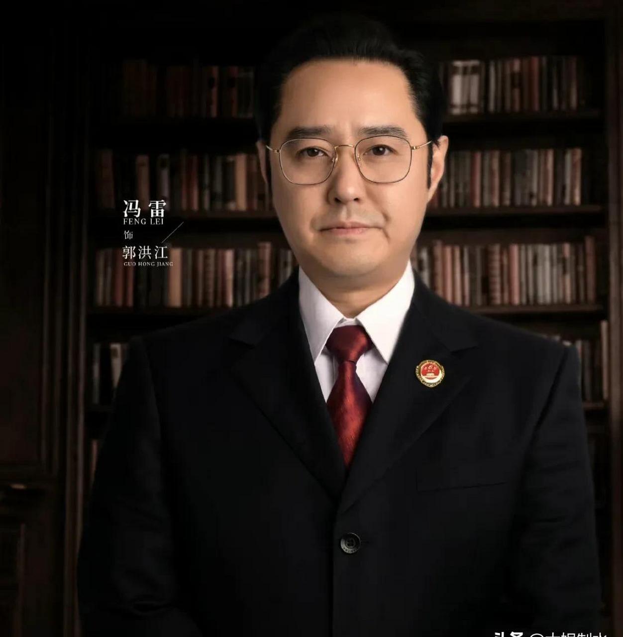 4月22日,实力演员冯雷突然发文,晒出一张正气凛然的照片,有网友开