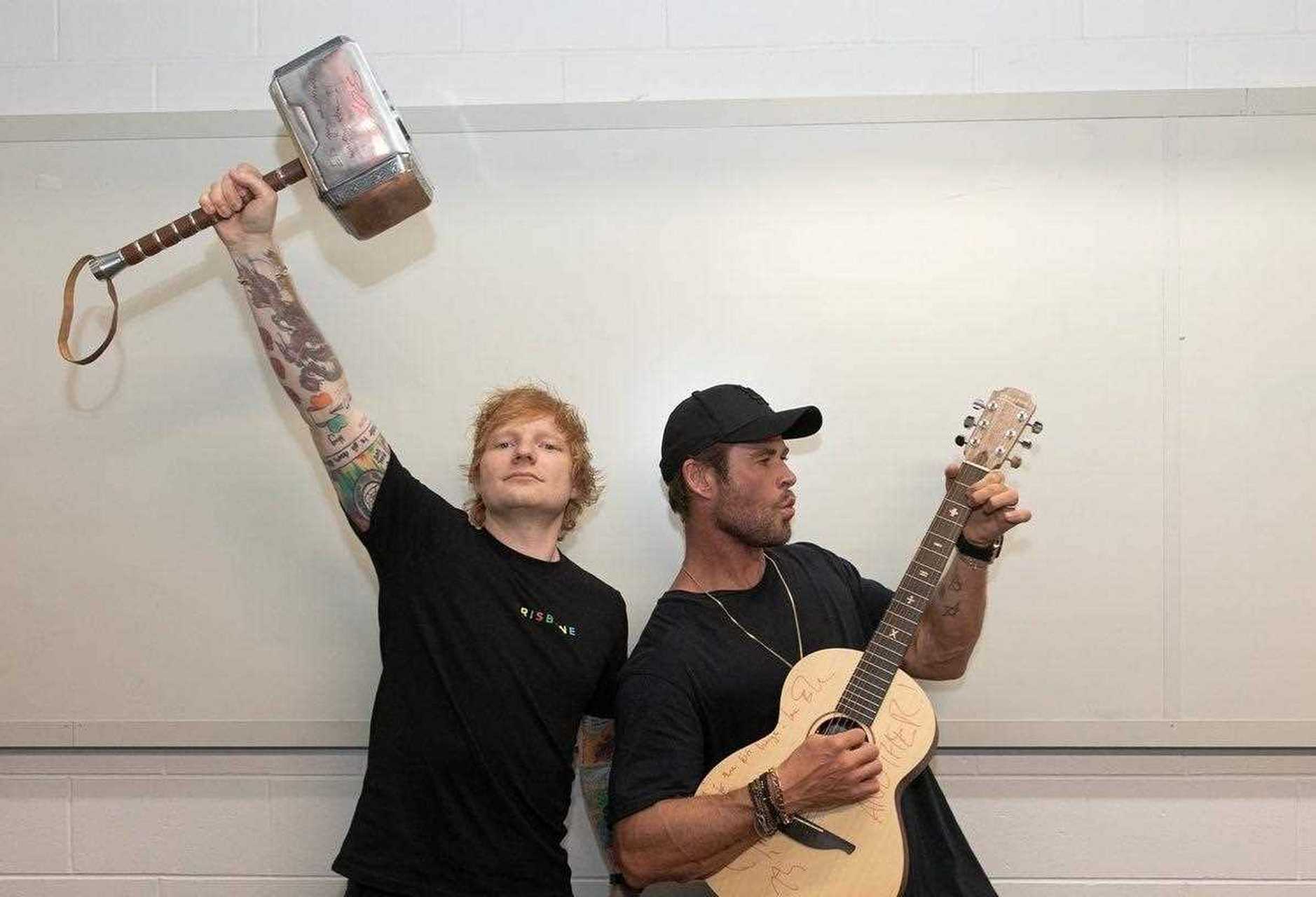 [哟] "锤哥"(chris hemsworth)和"黄老板"艾德·希兰互动!