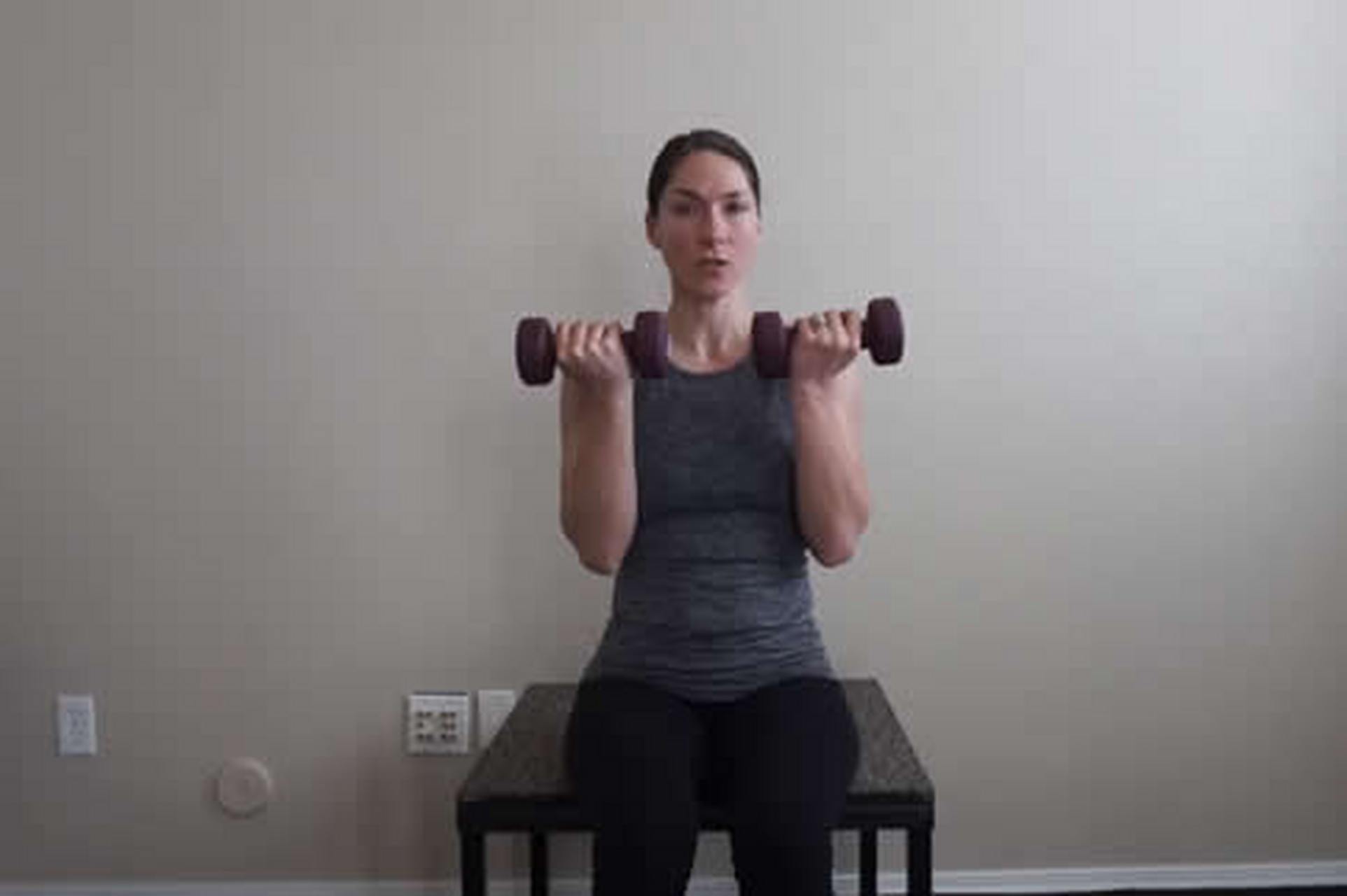 阿诺德推举正确做法 准备动作:双手持一个哑铃,把哑铃举到肩膀高度