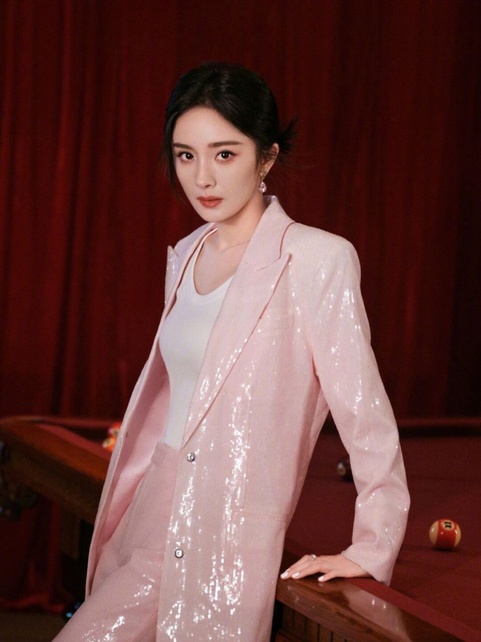 粉色亮片西装造型的杨幂 也太好看了 当妮downy 品牌代言人杨幂今日