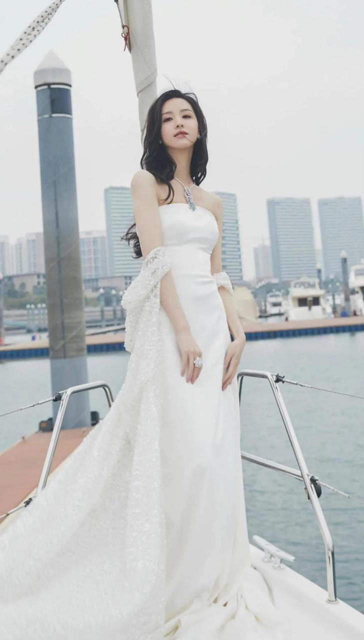 陈都灵,中国内地女演员,因出演电影《左耳》中的短发女孩"朵儿"一角