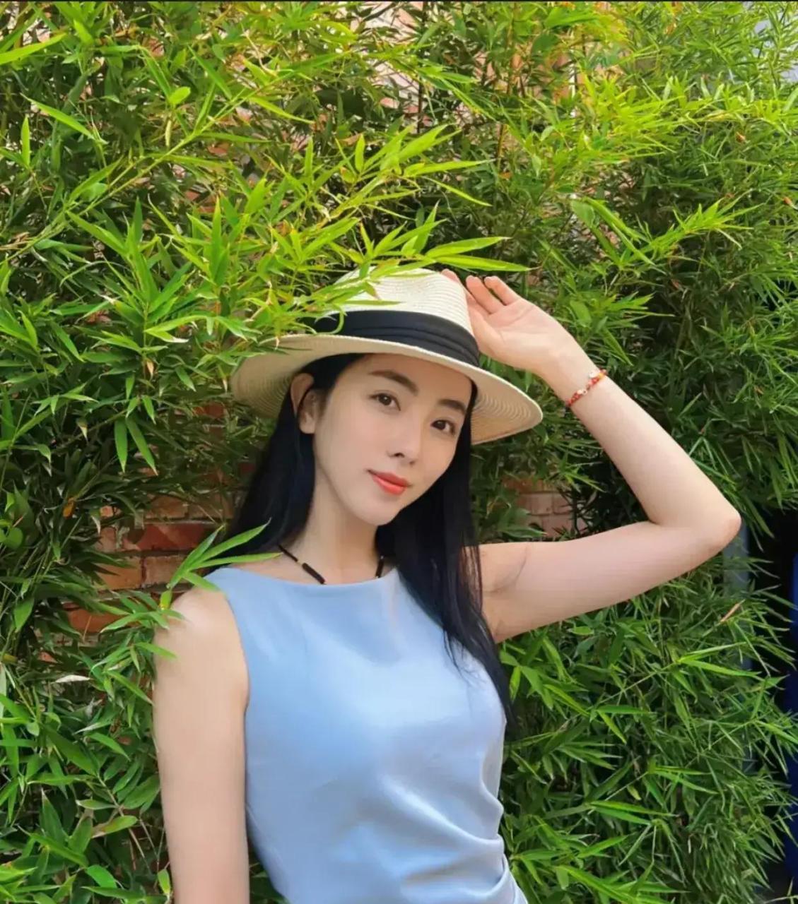 李思思身材高挑! 这些长裙真的很适合她! 修身,更显端庄!