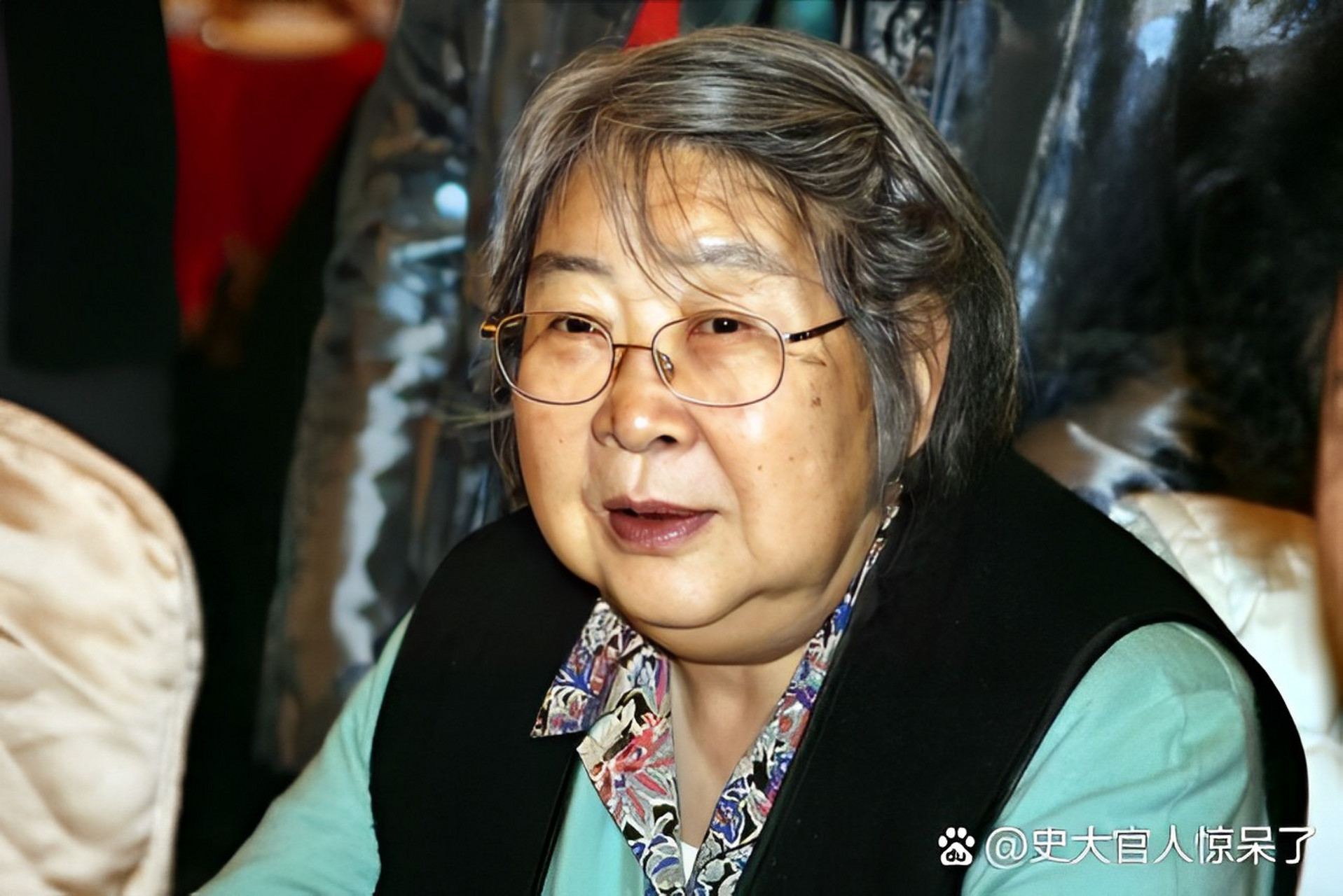 这是李敏晚年的照片,坐在轮椅上,她的脸看起来很胖,身体因长期患病而