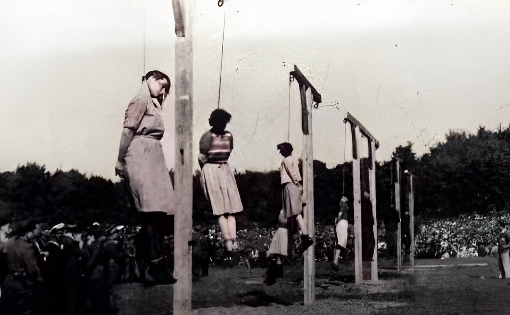 这张1943年拍摄于奥斯维辛集中营的照片,展示了囚犯们面临死亡,而女