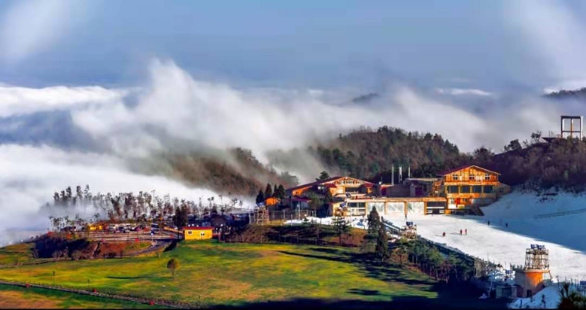 在贵州,滑雪胜地有玉舍国家森林公园滑雪场,梅花山国际滑雪场,乌蒙大