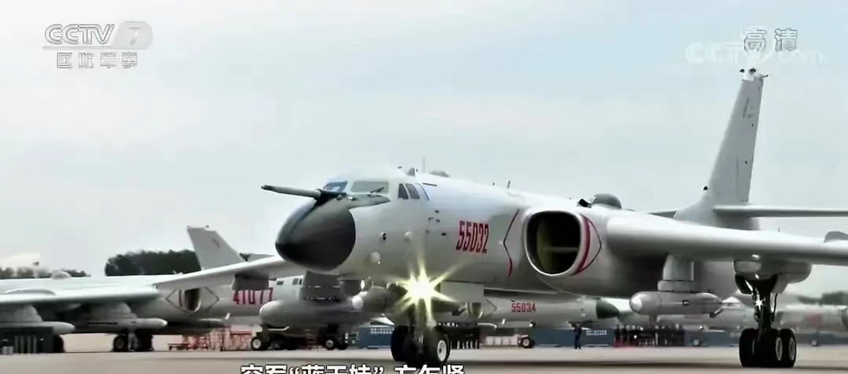 中国的轰-6n是一款升级版的战略轰炸机,具备空中受油能力.