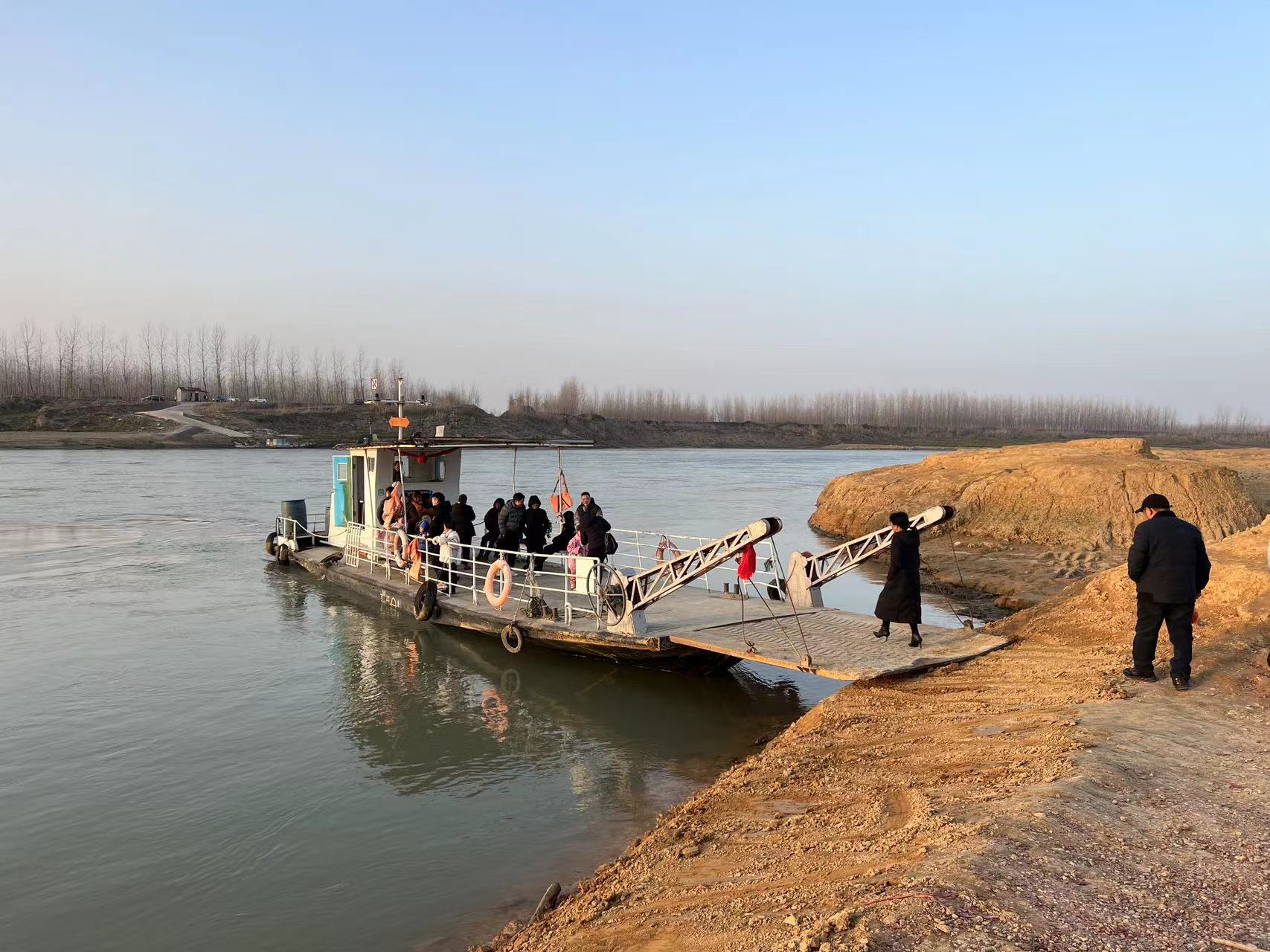 这里是湖南益阳沅江市茶盘洲镇外草尾河边上的一个小轮渡码头,以前