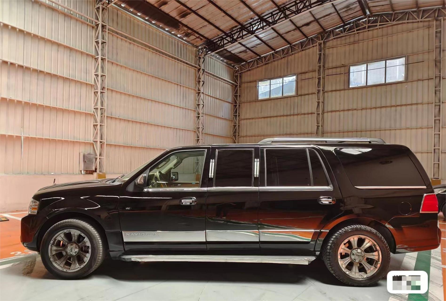 08年林肯领航员,5.4升v8,原车加长六座,外观很霸气,画面感十足!