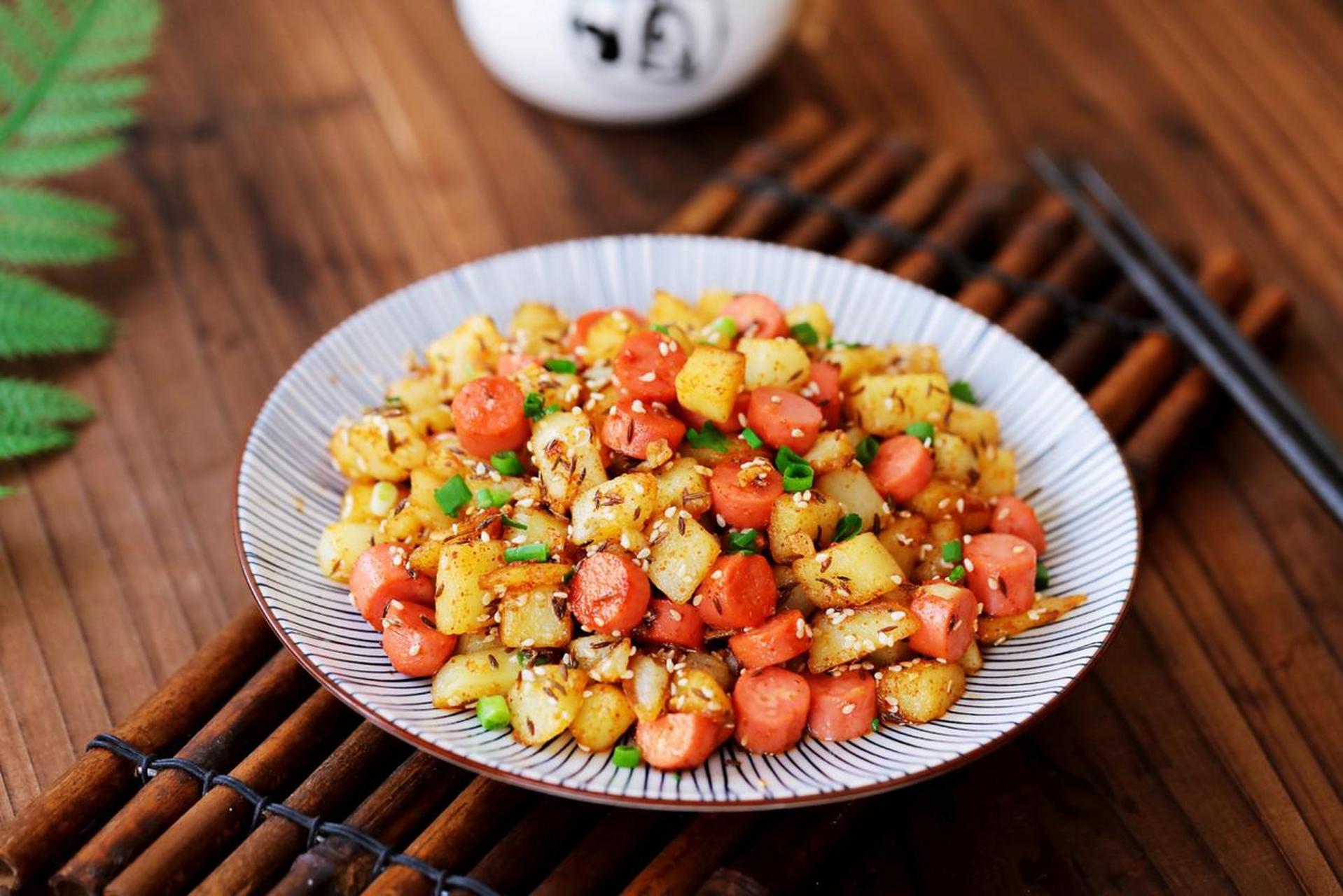 今天分享的这道家常菜是香辣孜然土豆火腿肠.