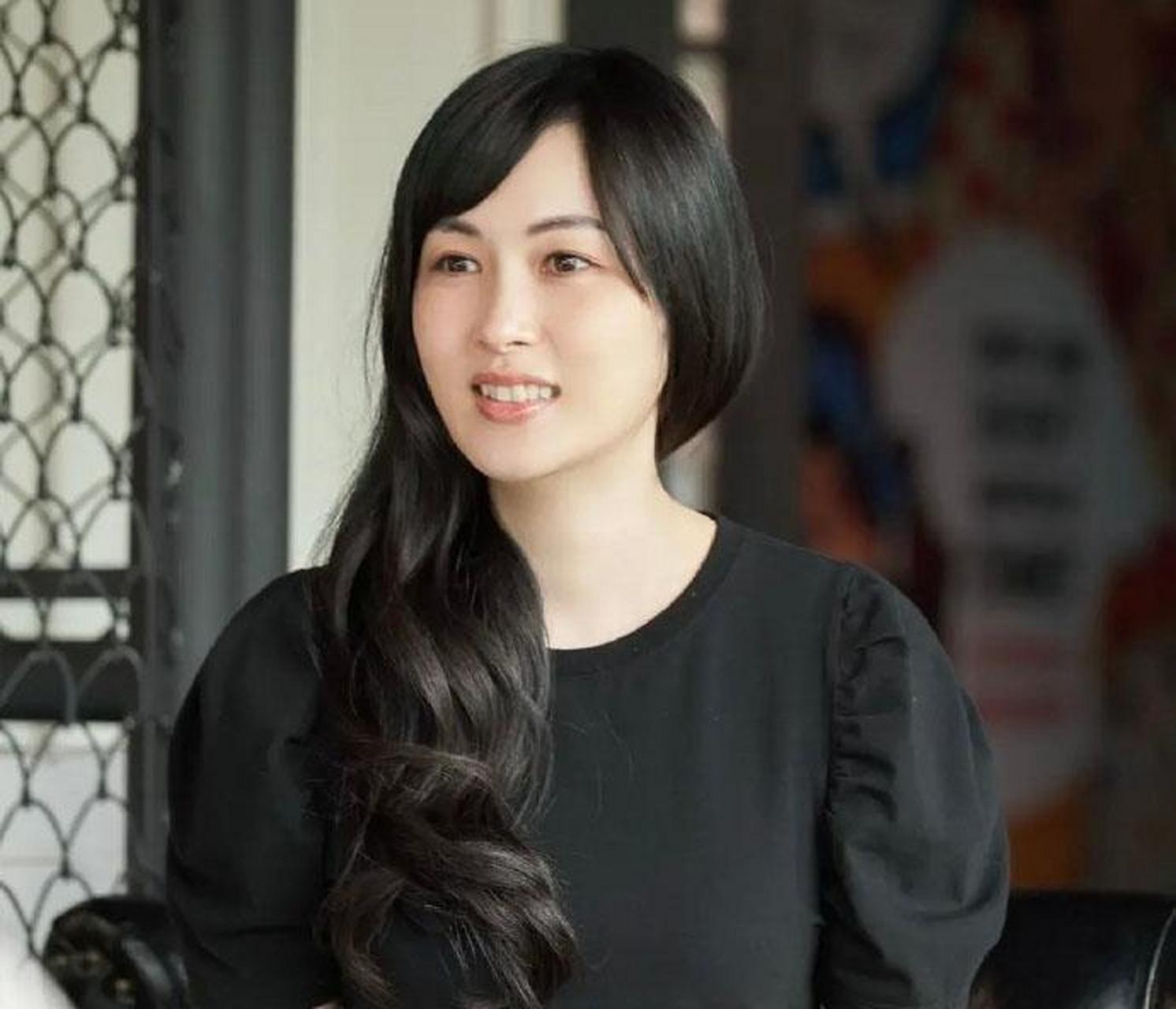 吴尊的老婆是真得很漂亮,难怪吴尊要把她藏的死死的了.