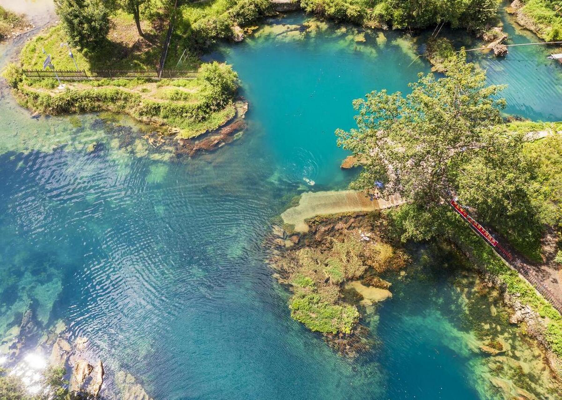 世界天窗之都—广西都安  北纬23°,广西河池都安地下河天窗,延绵了