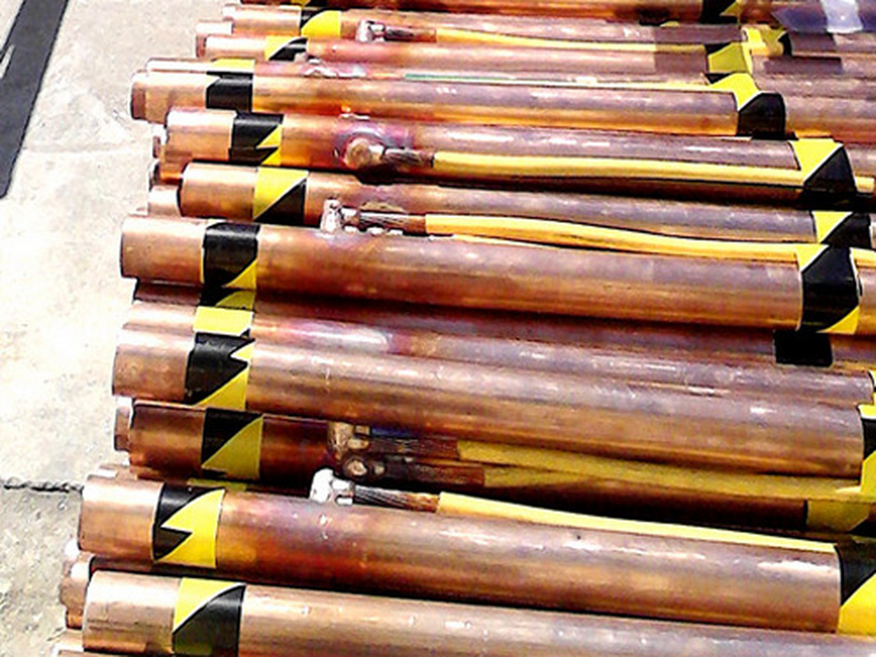 离子接地极的工作特点  1,离子接地极作为连接接地电极与大地之间的