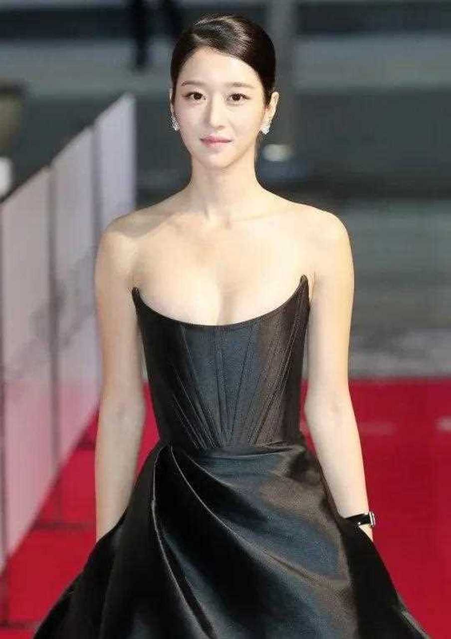 一袭黑色低胸开叉长裙,梳着低马尾造型整个人看起来端庄又不失妩媚