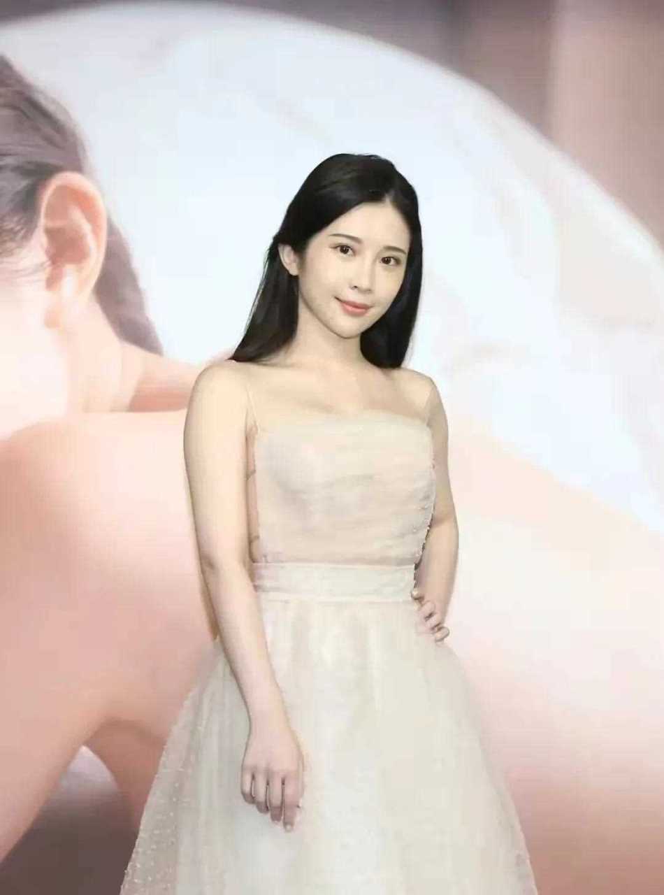 "鸡排妹"郑家纯推广最新的写真《纯熟》 [鸡蛋]