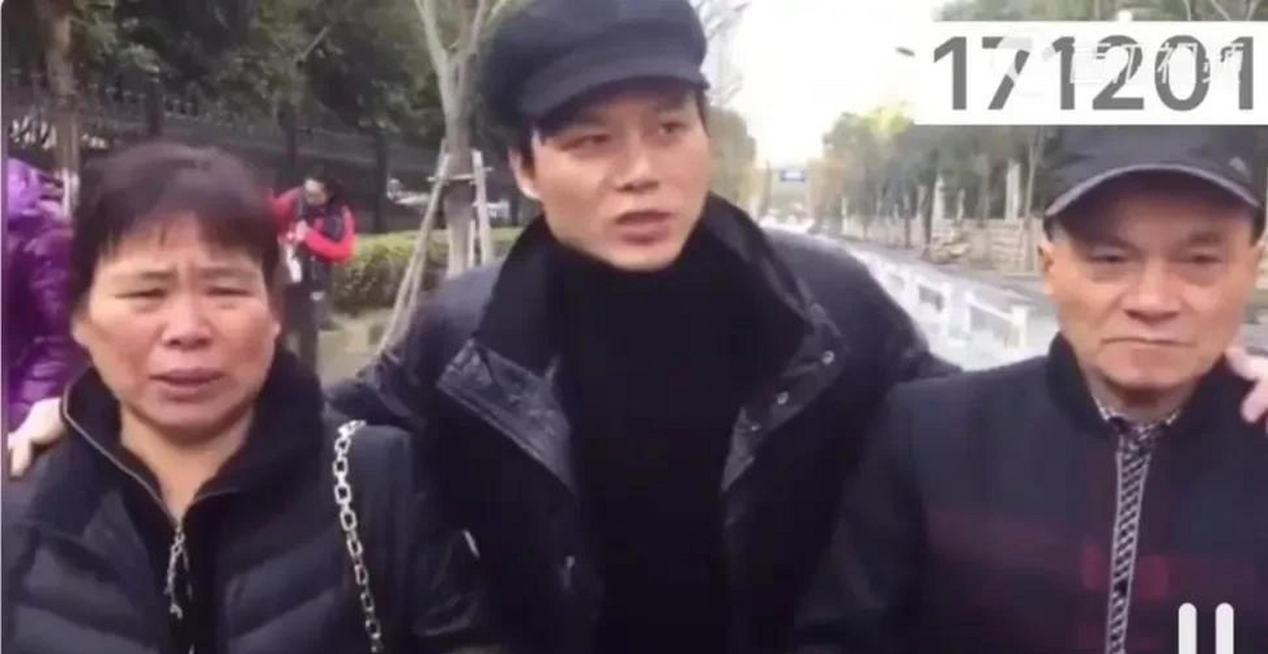gif创作人# 朱小贞父母第一次出庭照曝光,老两口被人搀扶着,脸色苍白