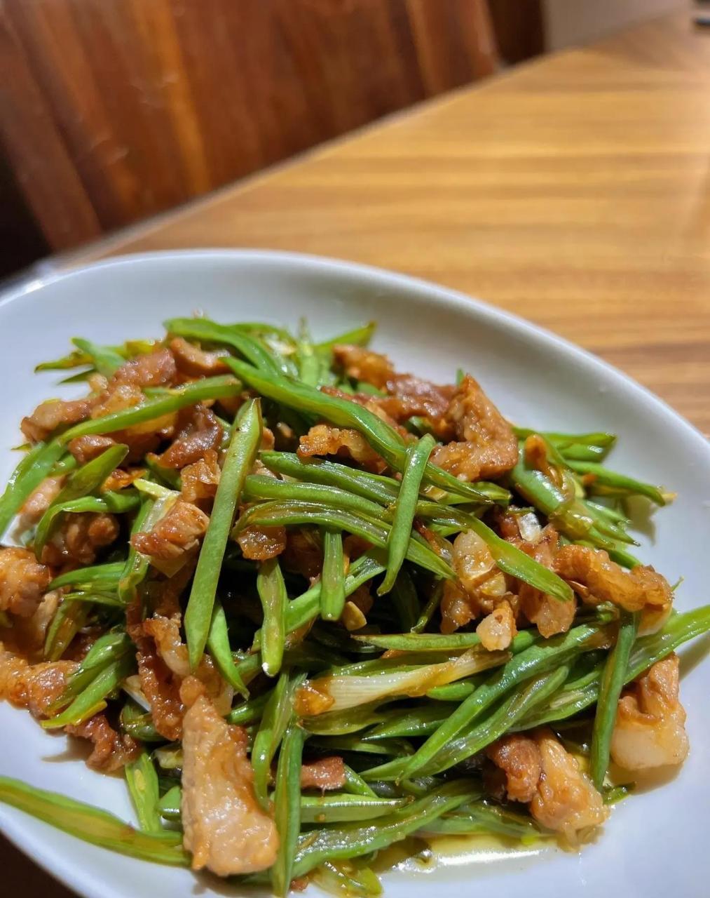 芸豆丝炒肉 食材:五花肉,芸豆 做法:五花肉切丝,芸豆切丝,葱姜蒜切好