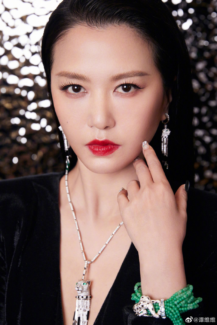 谭维维晒活动美照 4月20日,谭维维微博分享一组活动美照,表示被同事说